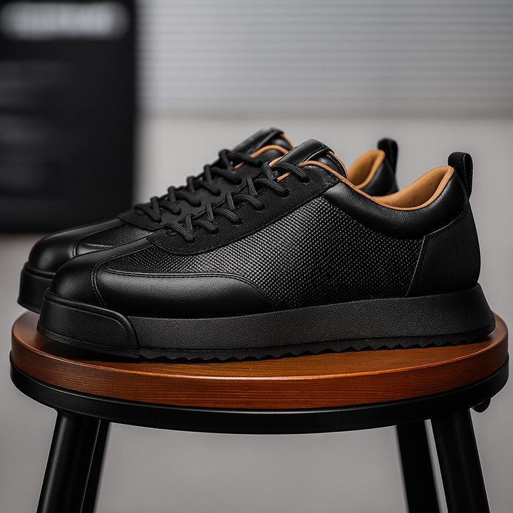 Paire de sneakers en cuir noir sur un tabouret en bois, doublure fauve visible