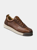 Sneaker basse en cuir marron à empiècements en daim, semelle crème et bout renforcé