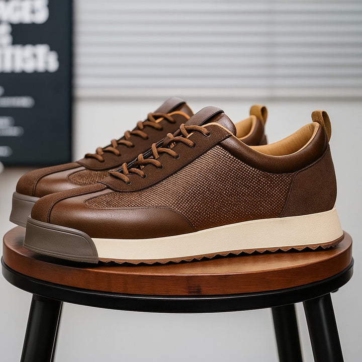 Paire de sneakers en cuir marron posées sur un tabouret rond en bois