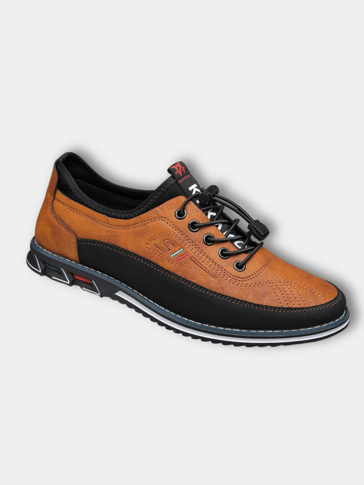 Sneaker basse en cuir camel et noir à lacets élastiques, détourée sur fond clair