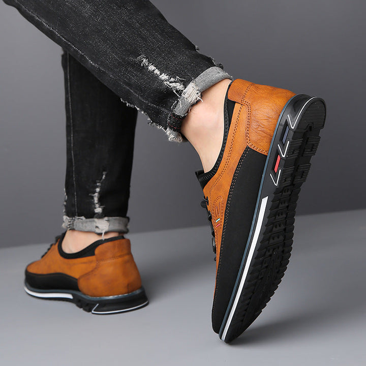 Sneakers camel portées avec un jean noir déchiré, semelle noire bien visible
