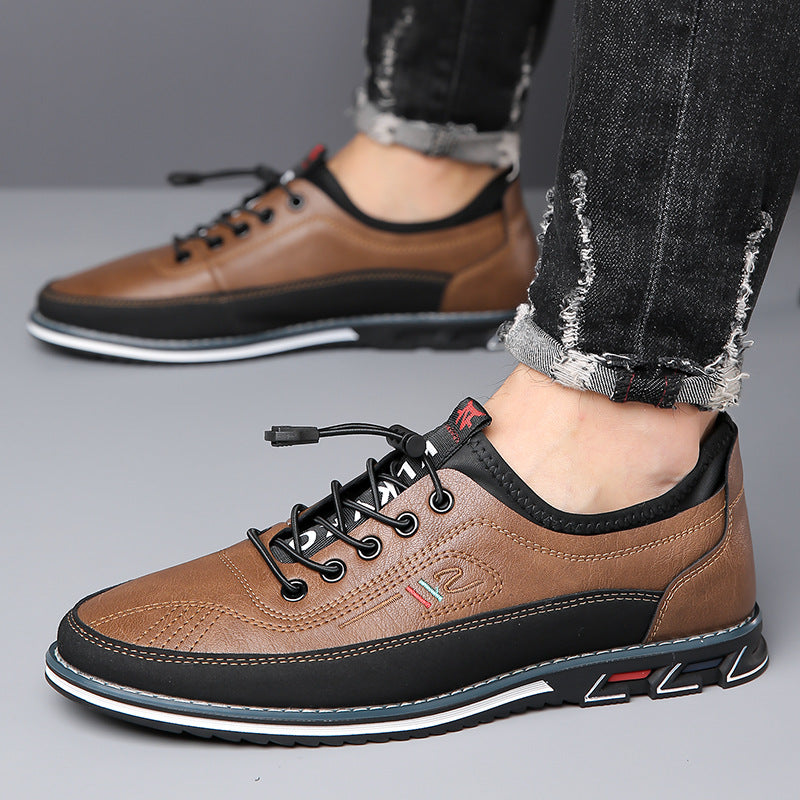 Sneakers marron portées avec un jean noir déchiré, semelle à liseré blanc