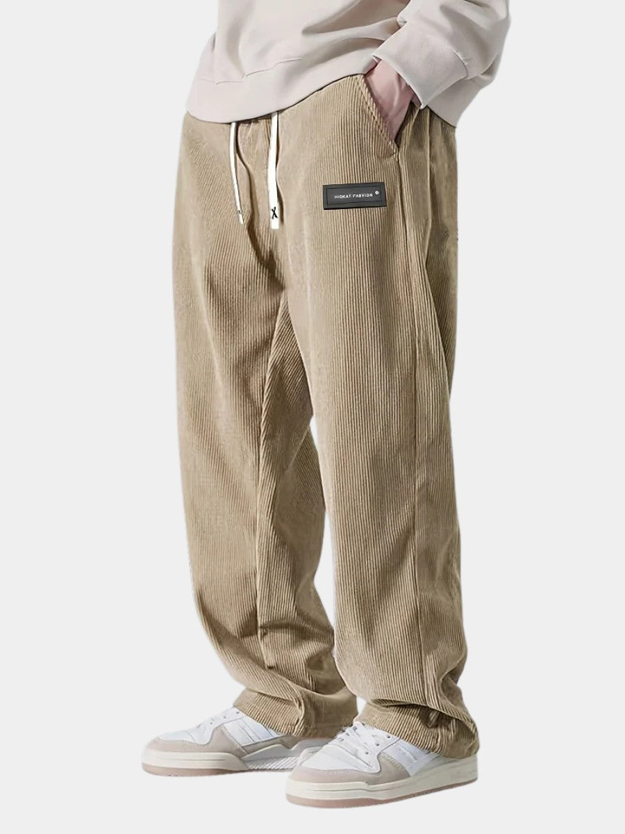 Pantalon en velours côtelé beige à cordon, détouré, porté avec des baskets blanches