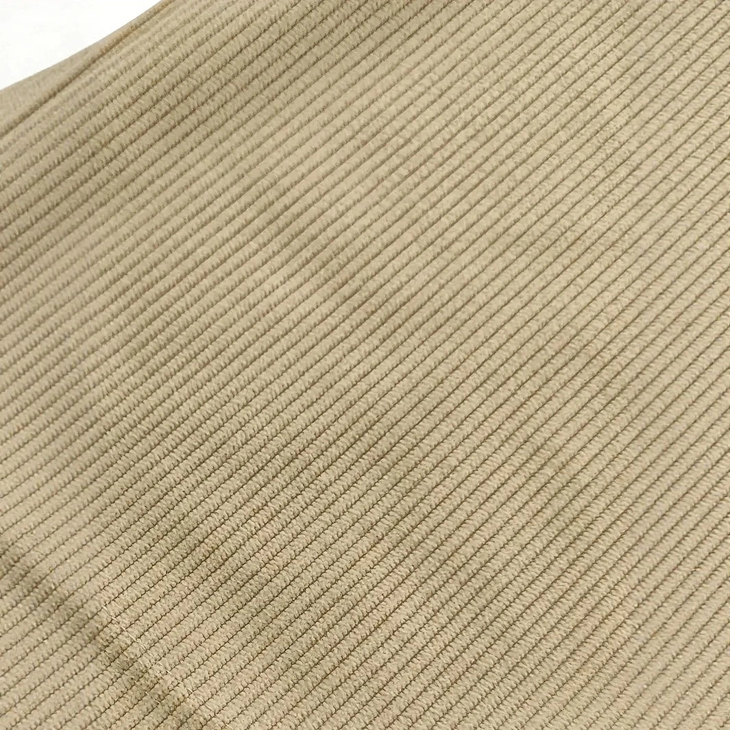 Macro du velours côtelé beige, côtes régulières en diagonale et couture