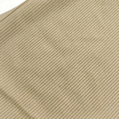 Macro du velours côtelé beige, côtes régulières en diagonale et couture