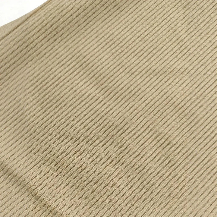 Macro du velours côtelé beige, côtes régulières en diagonale et couture