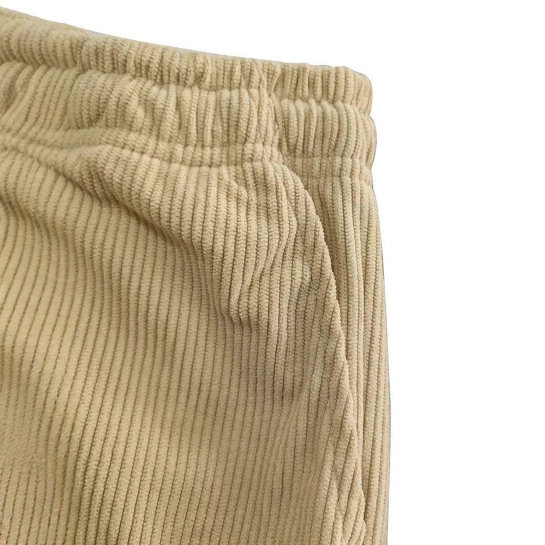 Gros plan sur la taille froncée et l'entrée de poche du velours côtelé beige