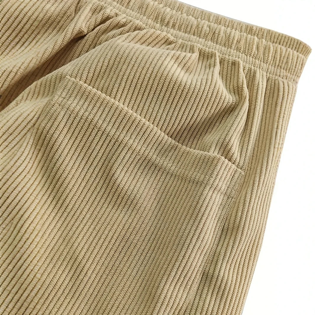 Gros plan sur la poche latérale du pantalon beige et la large côte du velours