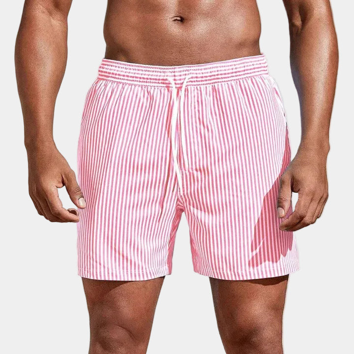 Short à fines rayures roses et blanches, taille élastique froncée et cordon blanc