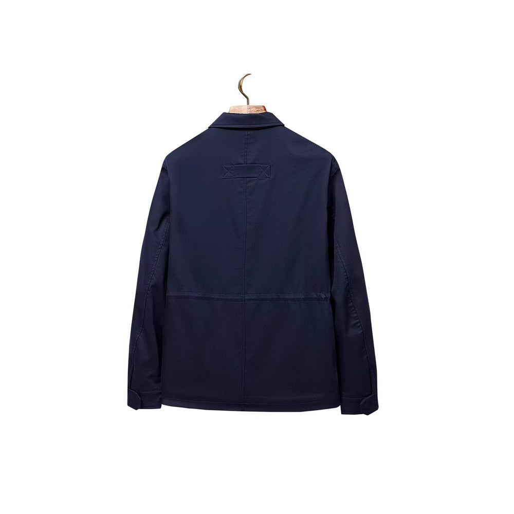 Veste structurée bleu marine vue de dos sur cintre, coupe droite et coutures nettes