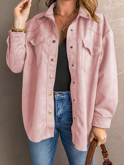 Surchemise oversize à boutons, coloris rose clair, porté en tenue