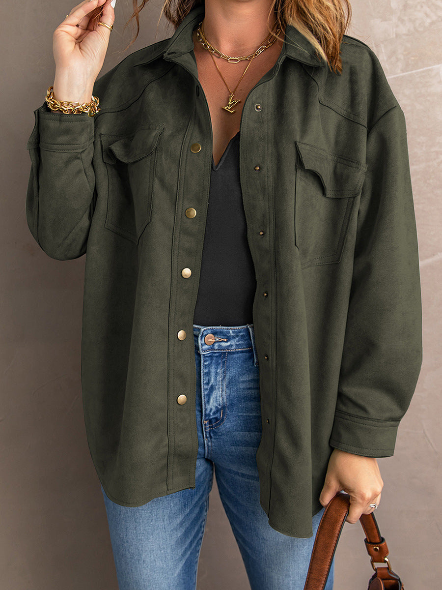 Surchemise oversize à boutons, coloris vert olive, porté en tenue