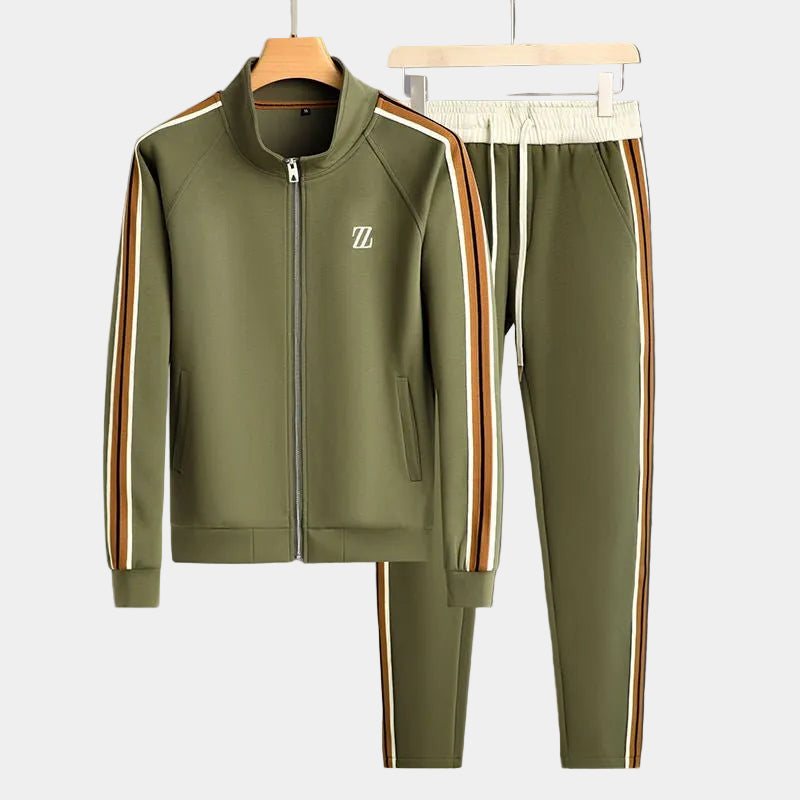 Survêtement vert kaki sur cintres : veste zippée à col montant et pantalon assorti