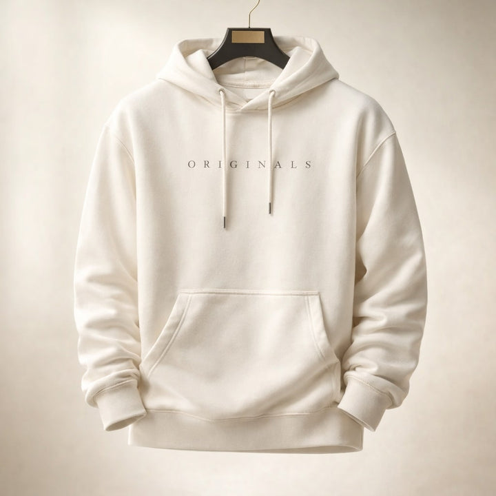 Sweat à capuche écru sur cintre en bois, inscription discrète et poche kangourou