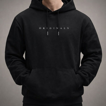 Homme en sweat à capuche noir, mains glissées dans la poche kangourou