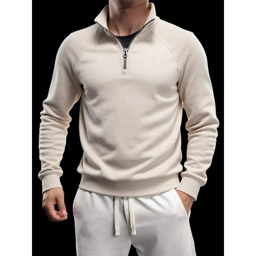 Sweat demi-zip raglan, coloris crème, porté en tenue