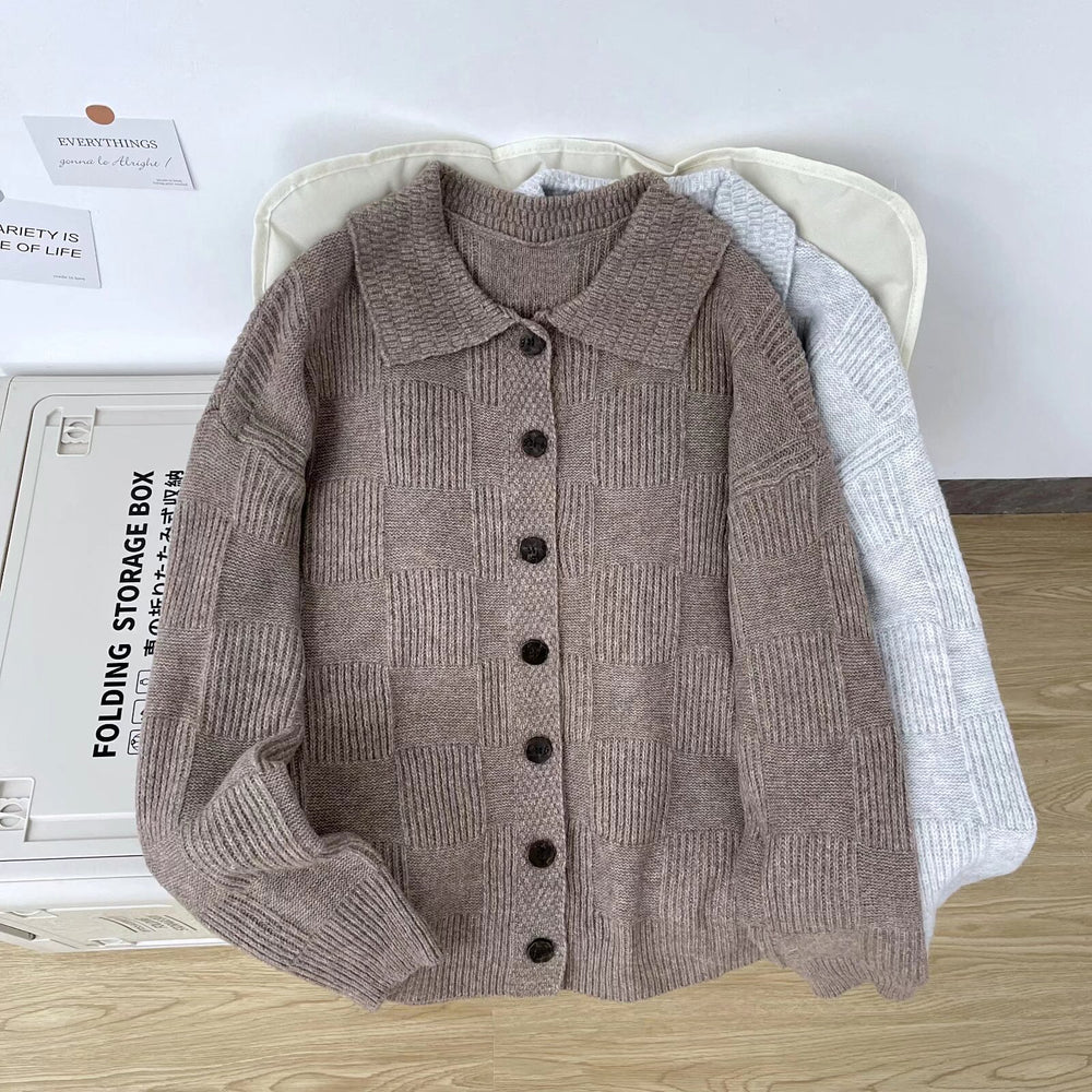 Cardigan en maille taupe à motif damier vu de face, boutons foncés et col chemise