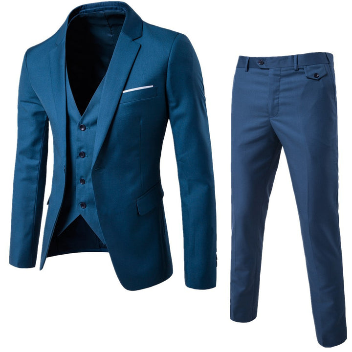 Costume bleu canard présenté à plat : veste, gilet et pantalon assortis
