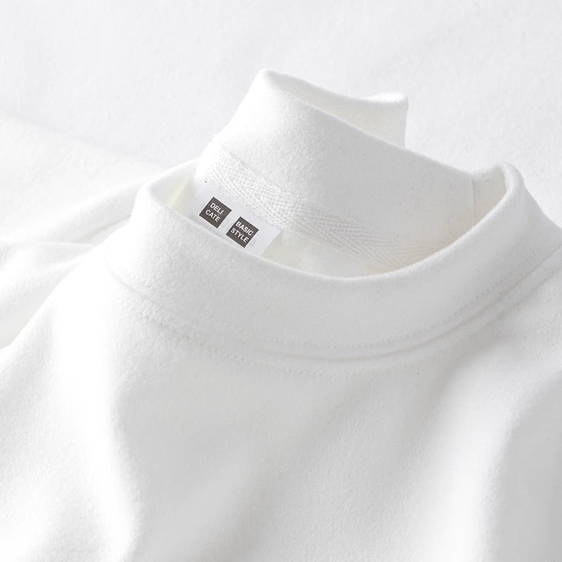 Gros plan sur le col montant d'un sous-pull thermique blanc en maille douce