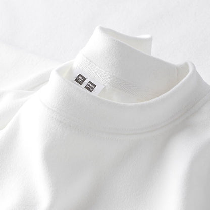 Gros plan sur le col montant d'un sous-pull thermique blanc en maille douce