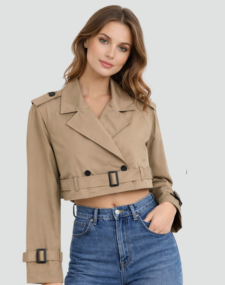Trench court ceinturé boutonné, coloris camel, vue de trois quarts
