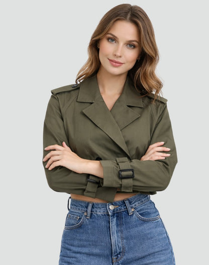 Trench court ceinturé boutonné, coloris vert olive, vue de trois quarts
