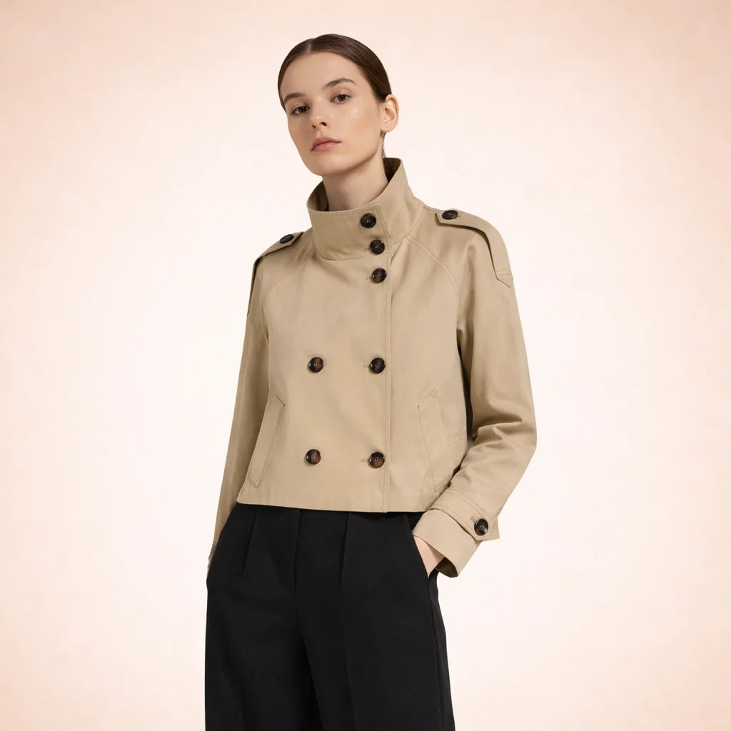 Trench court col montant, coloris camel, vue de trois quarts