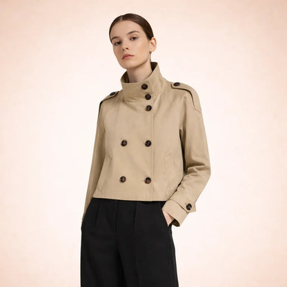 Trench court col montant, coloris camel, vue de trois quarts