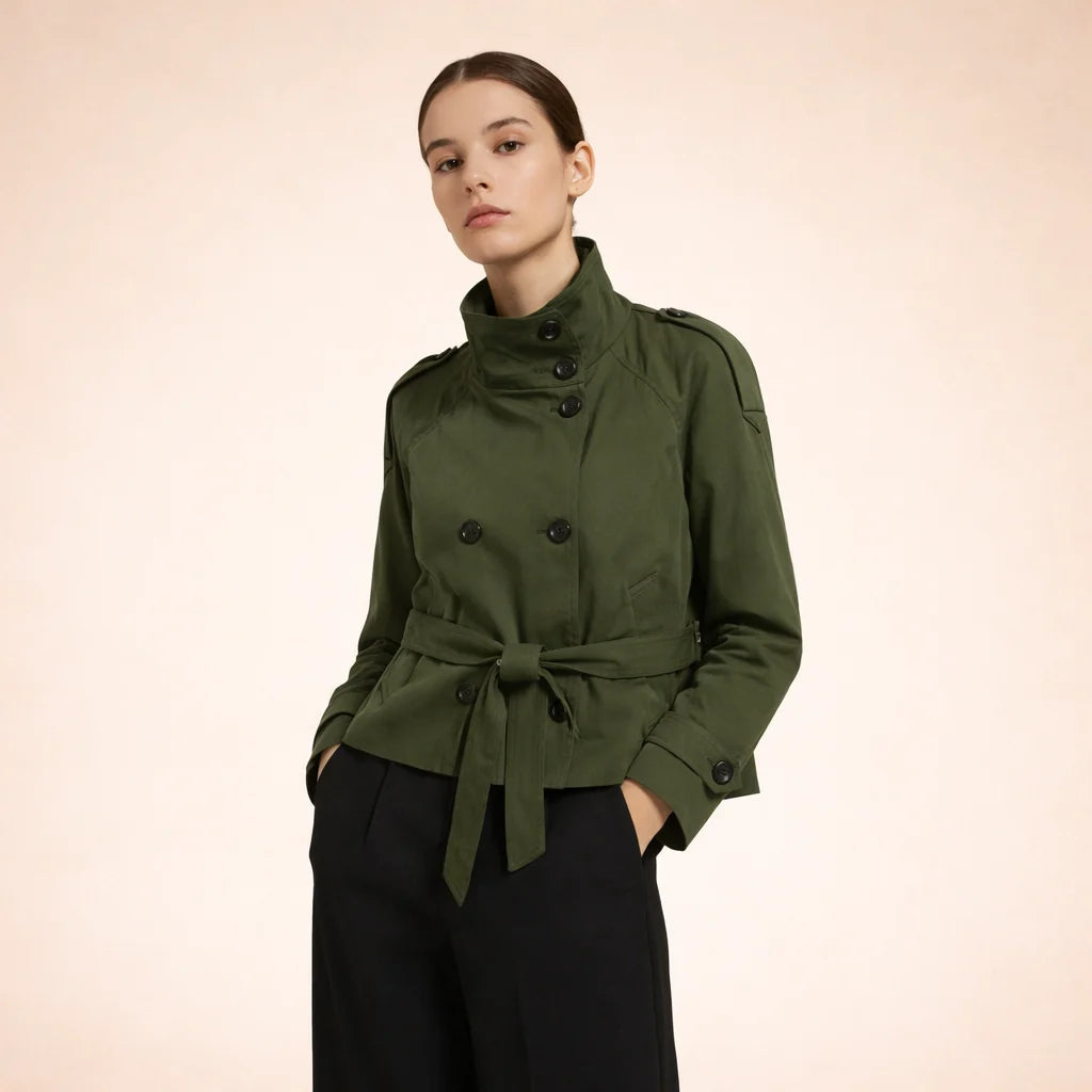 Trench court col montant, coloris vert olive, vue de face
