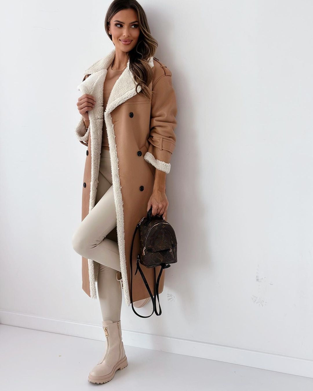 Trench doublé effet peluche, coloris camel, porté en tenue