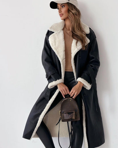 Trench doublé effet peluche, coloris noir, porté en tenue