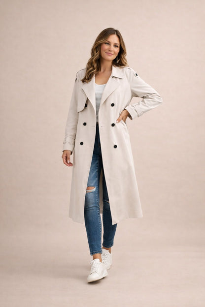 Trench long ceinturé revers, coloris crème, porté en tenue