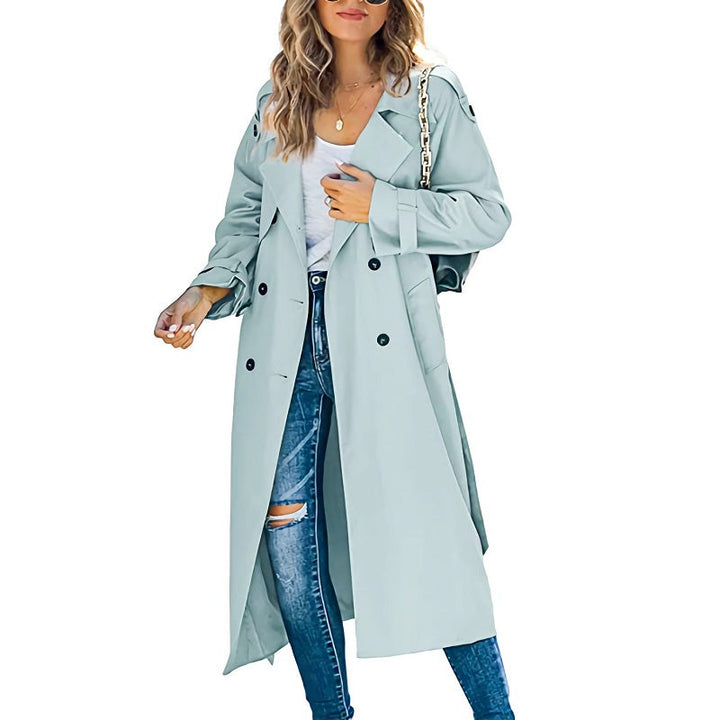 Trench long croisé à ceinture, coloris bleu clair, vu de face
