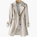 Trench mi-long, coloris beige, présenté sur cintre