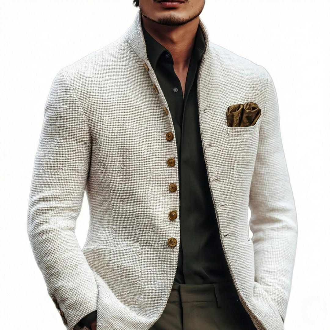 Veste cintrée blanc cassé portée sur une chemise sombre