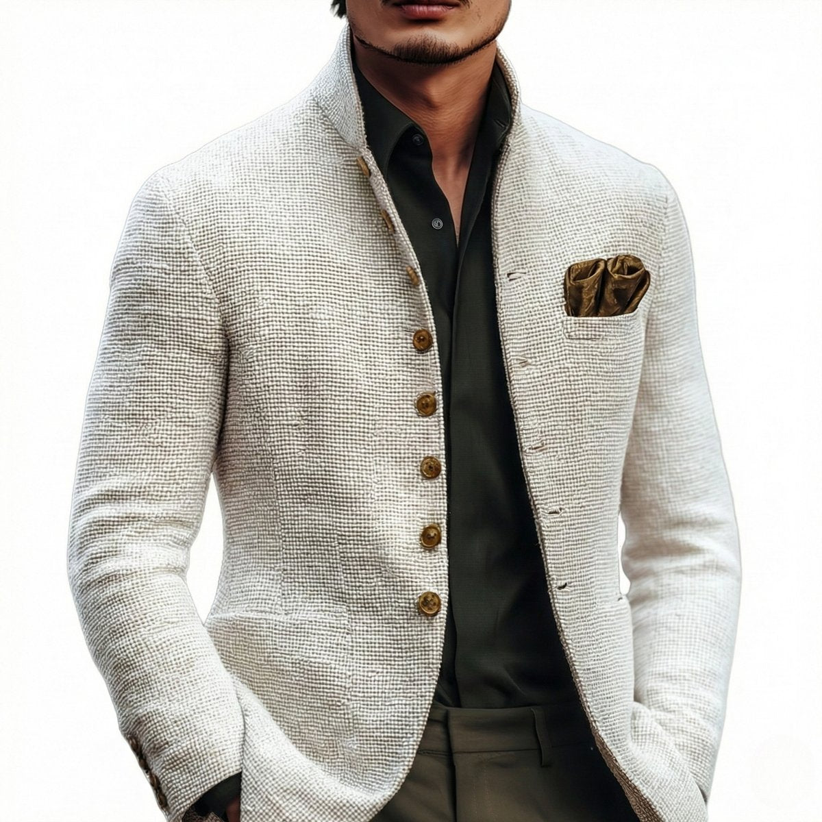 Veste cintrée blanc cassé portée sur une chemise sombre