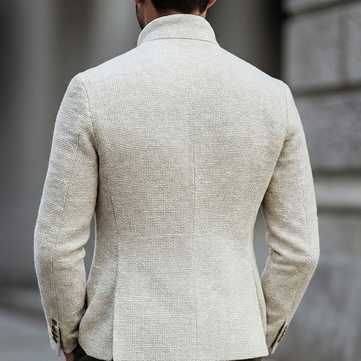 Dos de la veste cintrée blanc cassé portée en ville