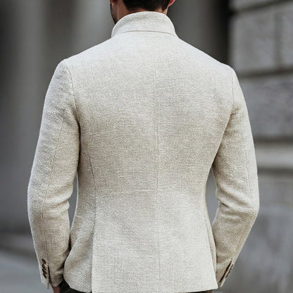 Dos de la veste cintrée blanc cassé portée en ville