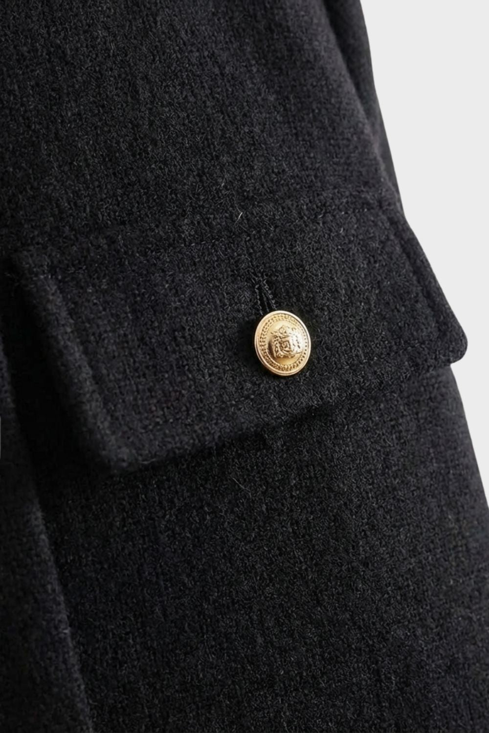 Veste courte à poches, détail de la poche à rabat et du bouton doré