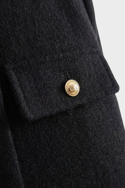 Veste courte à poches, détail de la poche à rabat et du bouton doré