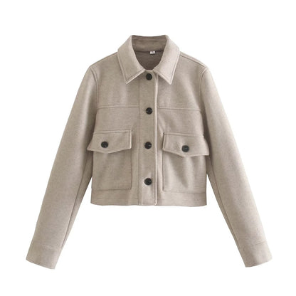 Veste courte à rabats, coloris pierre, présenté à plat