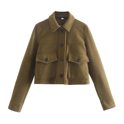 Veste courte à rabats, coloris vert olive, présenté à plat