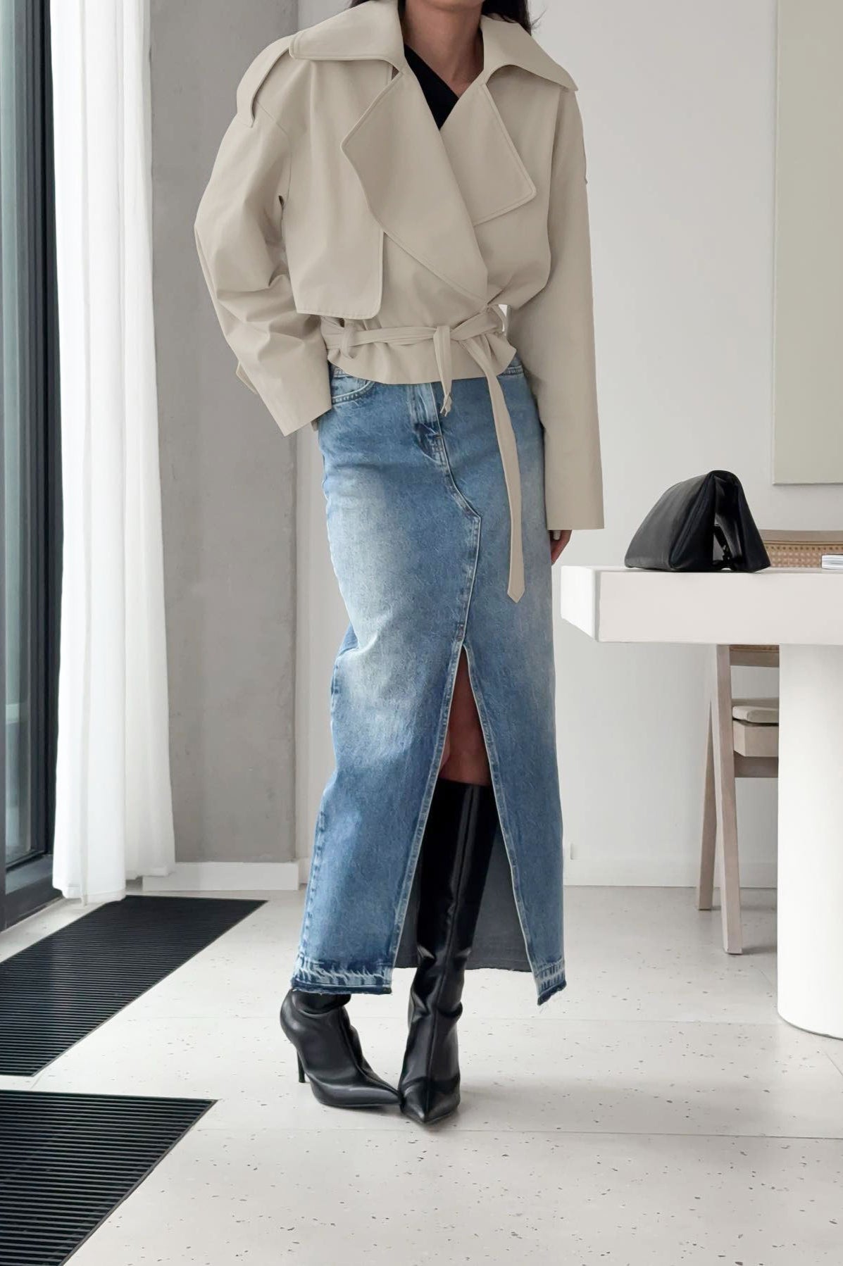 Veste courte ceinturée revers, coloris beige, porté en tenue