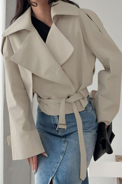Veste courte ceinturée revers, coloris beige, vue de trois quarts