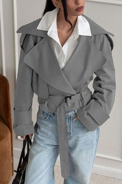 Veste courte ceinturée revers, coloris gris, vue de trois quarts