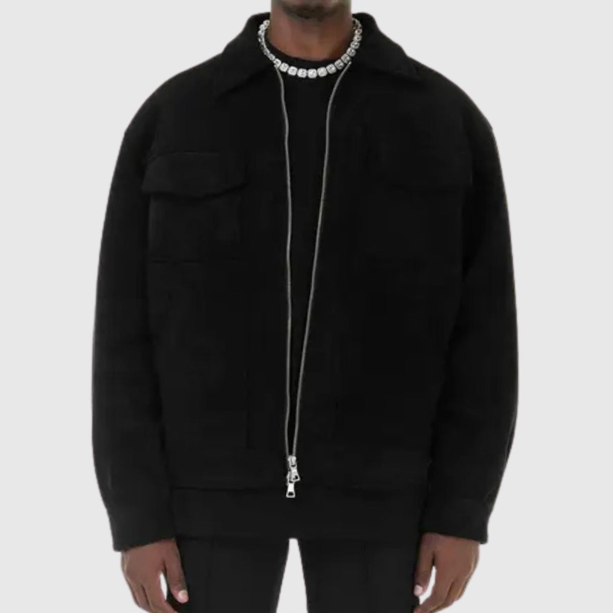 Veste courte effet daim noire portée ouverte sur un t-shirt noir