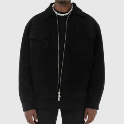 Veste courte effet daim noire portée ouverte sur un t-shirt noir