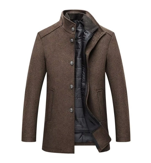 Manteau en laine marron entrouvert, gilet matelassé zippé visible à l'intérieur