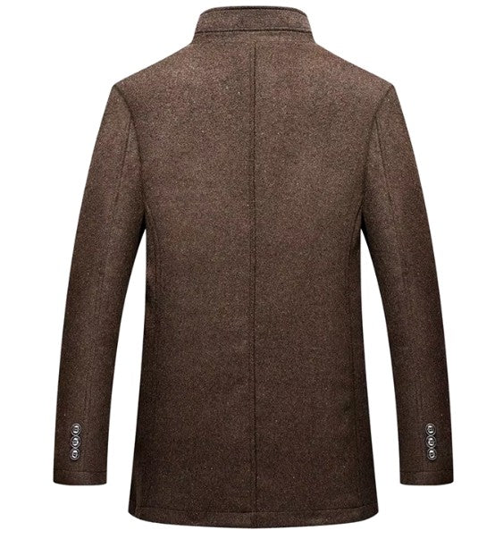 Dos du manteau en laine marron, couture centrale et poignets à trois boutons