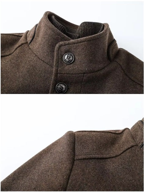 Gros plans sur le col montant marron boutonné et l'épaule du manteau en laine